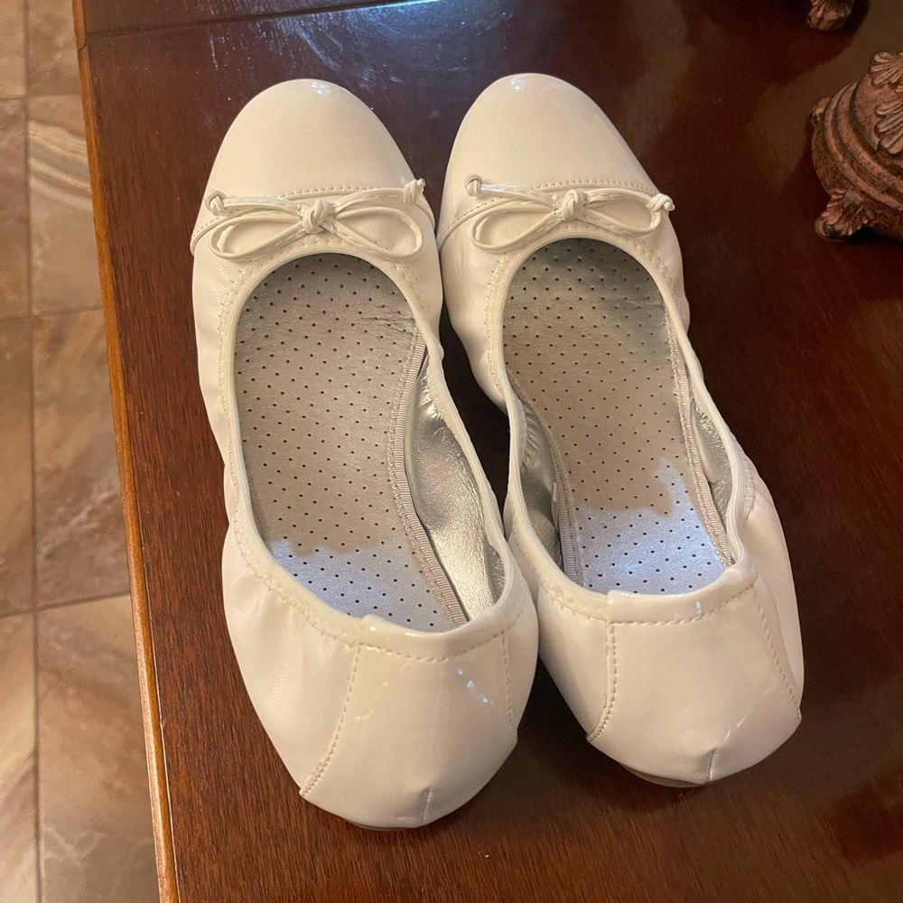 White Mountain Ladies  White Dress Shoes with Bow